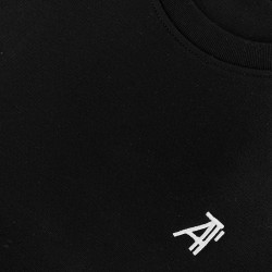 Crew Neck Bio Noir brodé ATYPICAL zoom col + broderie Crew Neck Bio Noir brodé ATYPICAL zoom col + broderie