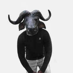 Crew Neck Bio Noir brodé ATYPICAL porté par le Buffle Crew Neck Bio Noir brodé ATYPICAL porté par le Buffle